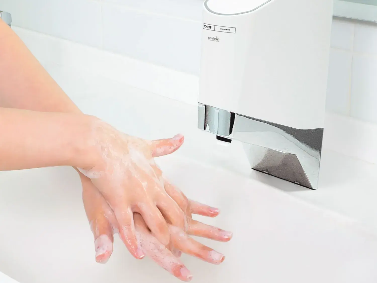 Hände werden unter einer CWS SmartWash Mischarmatur gewaschen