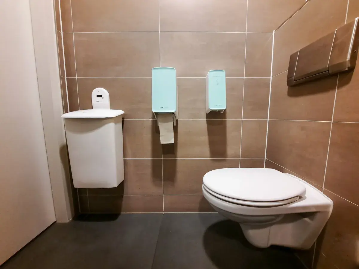 A toilet cubicle equipped with PureLine products from CWS 