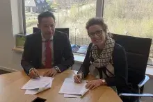 Ondertekenen verlenging partnership door Frank Feuerstacke (CWS) en Suzan Stadhouders (CSU)