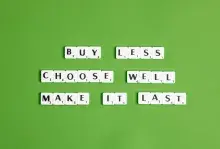 Alfapetbrickor med texten Buy Less, Choose well, make it last
