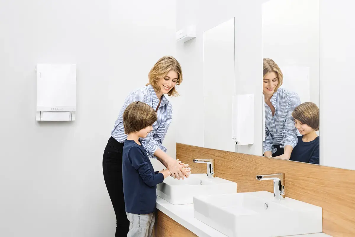 Eine Frau und ein Kind waschen sich ihre Hände