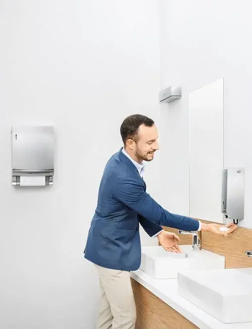 Handen wassen door man op kantoor