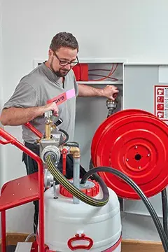 Wartung - Prüfung eines Wandhydranten Brandschutz