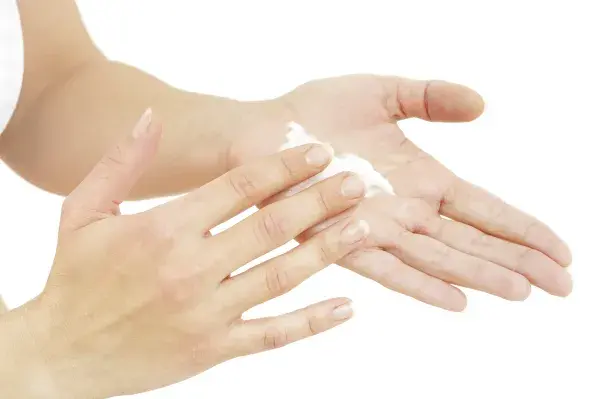 Krém na ruky s programom na ochranu pokožky