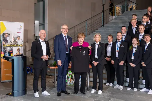 Bundeskanzlerin Angela Merkel mit den WorldSkills Kandidaten 2019