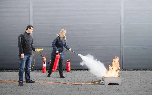 Feuerlöschübung im Betrieb-CWS Fire Safety